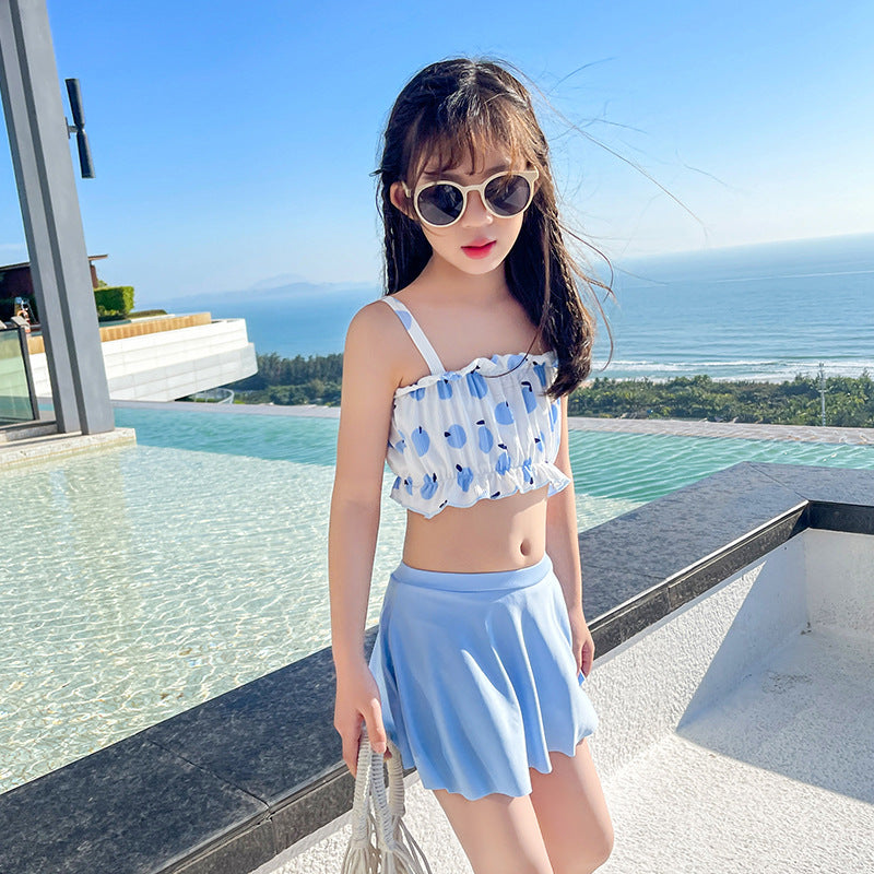 Costum de Baie din Doua Piese pentru Fete, Bikini Copii, cu Top Alb cu Imprimeu Albastru si Volanase Decorative, Fusta A