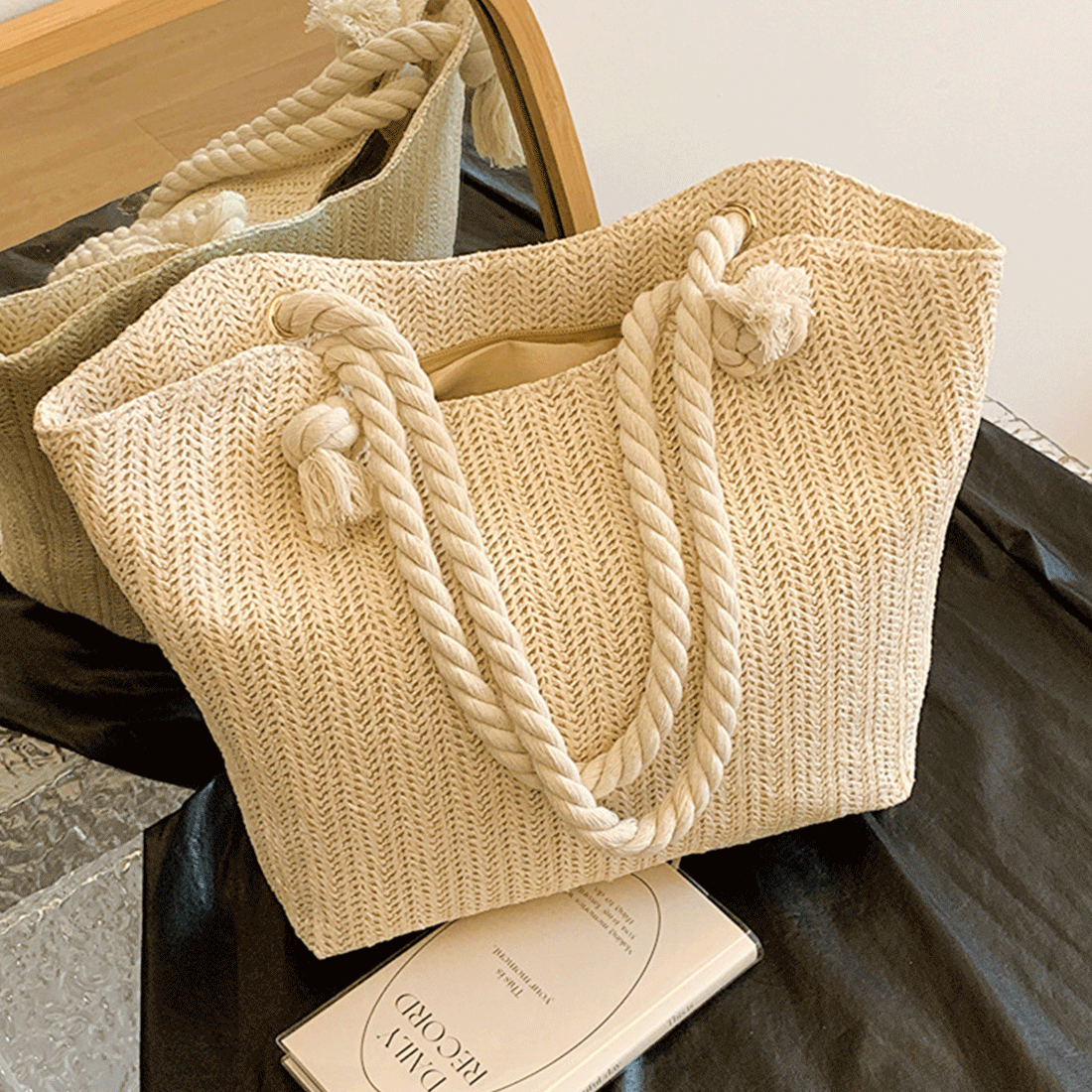 Geanta de Plaja din Paie Impletita, Model Casual Elegant, cu Manere Groase din Franghie, Incapatoare, Perfecta pentru Va