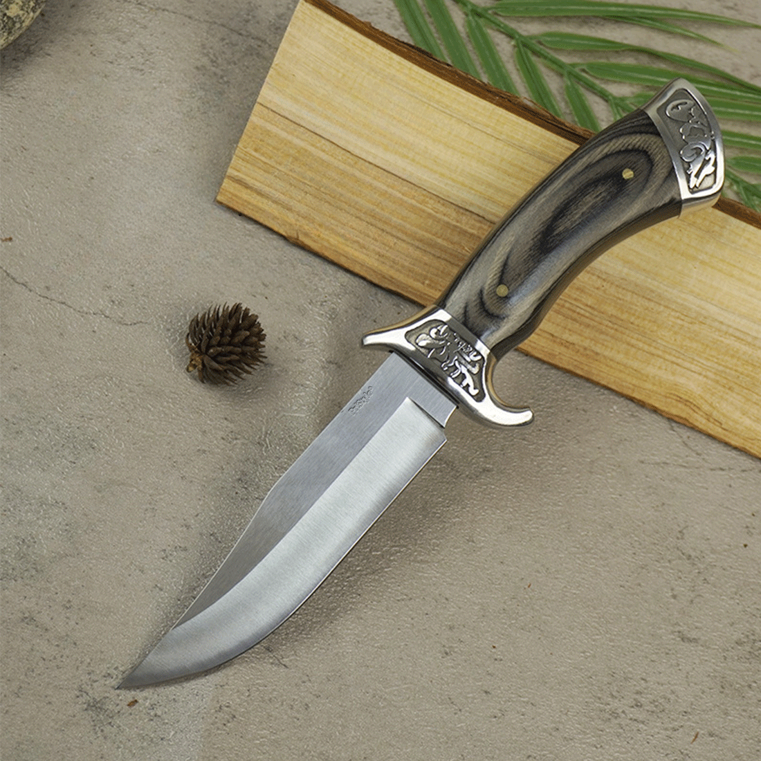 Cutit Camping sau Vanatoare, 'Bizonul', cu Maner din Lemn de Fag Natural si Detalii Metalice Sculptate, 24 cm, PriStyle®