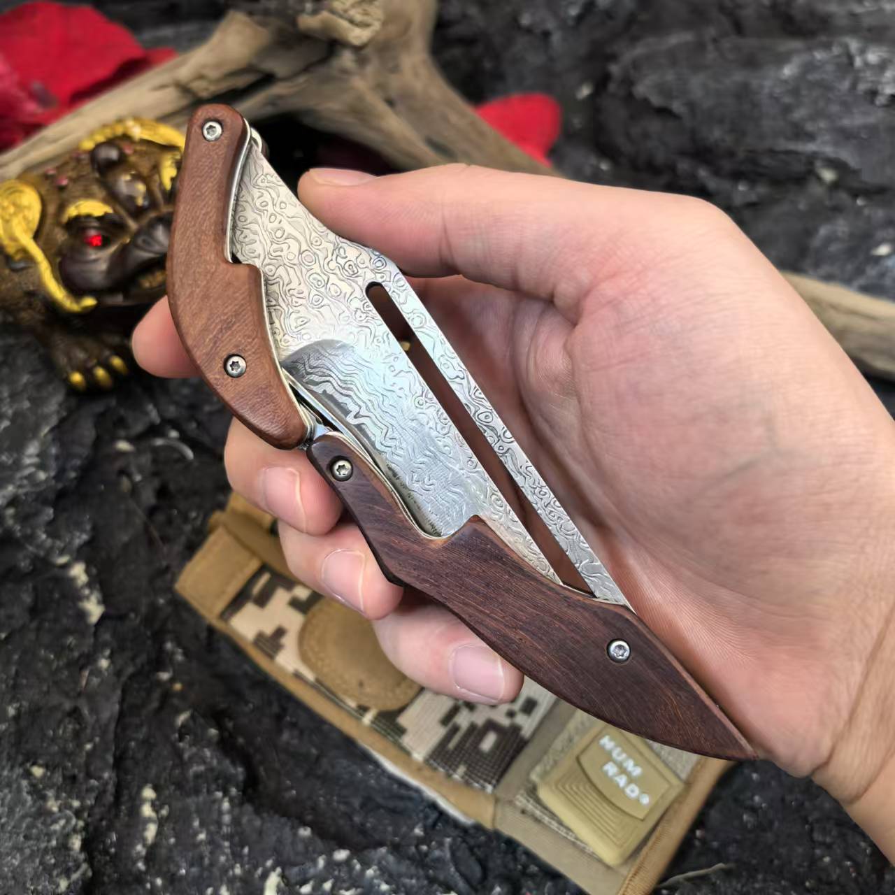Cutit Pliabil, cu Sistem de Protectie Lama, pentru Camping, Vanatoare, Supravietuire si Bushcraft, Maner de Lemn Natural