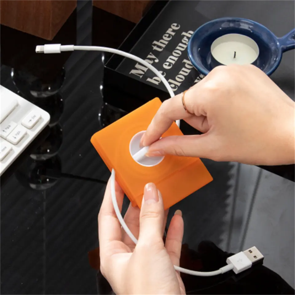 Suport Organizare Cabluri cu 2 Slot Pastrare Cheita SIM, Organizator Cablu Incarcator cu Stand de Telefon Inclus, Pristy